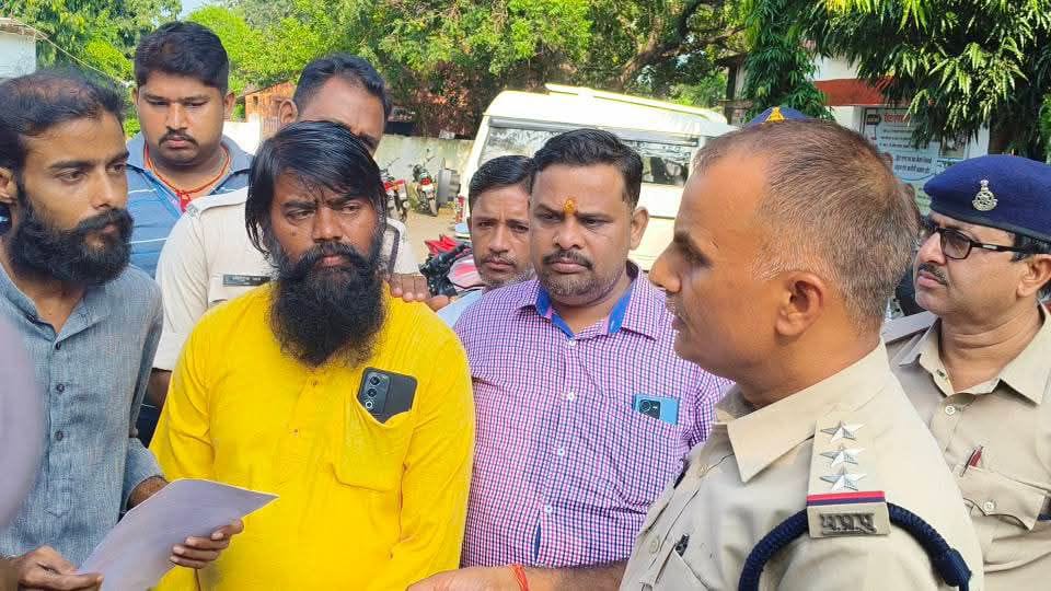 ज्ञापन साैंपते काेतमा निवासी ज्ञापन साैंपते काेतमा निवासी