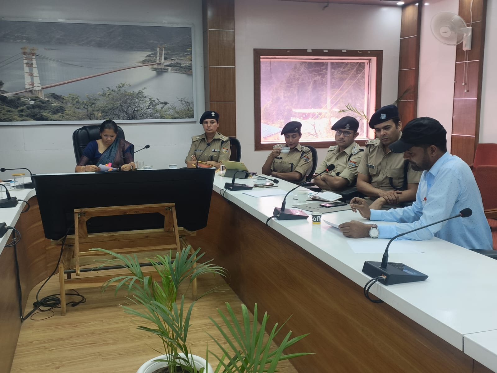 फोटो-30 एनटीएच 21-सोमवार को नई टिहरी के जिला सभागार में डीएम नितका खंडेवाल की मौजूदगी में एसआईटी ने छात्रों व अभ्यर्थियों से संवाद किया।
