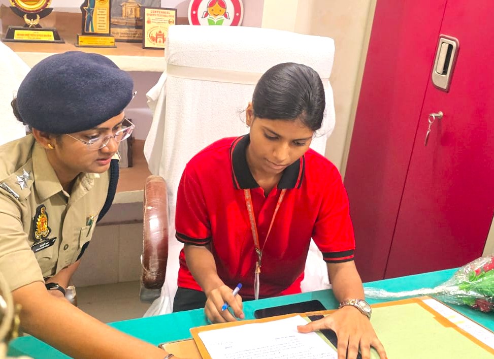 मिश एक दिन के लिए क्षेत्राधिकारी चुनार बनी छात्रा ईशा साहनी। मिश एक दिन के लिए क्षेत्राधिकारी चुनार बनी छात्रा ईशा साहनी।