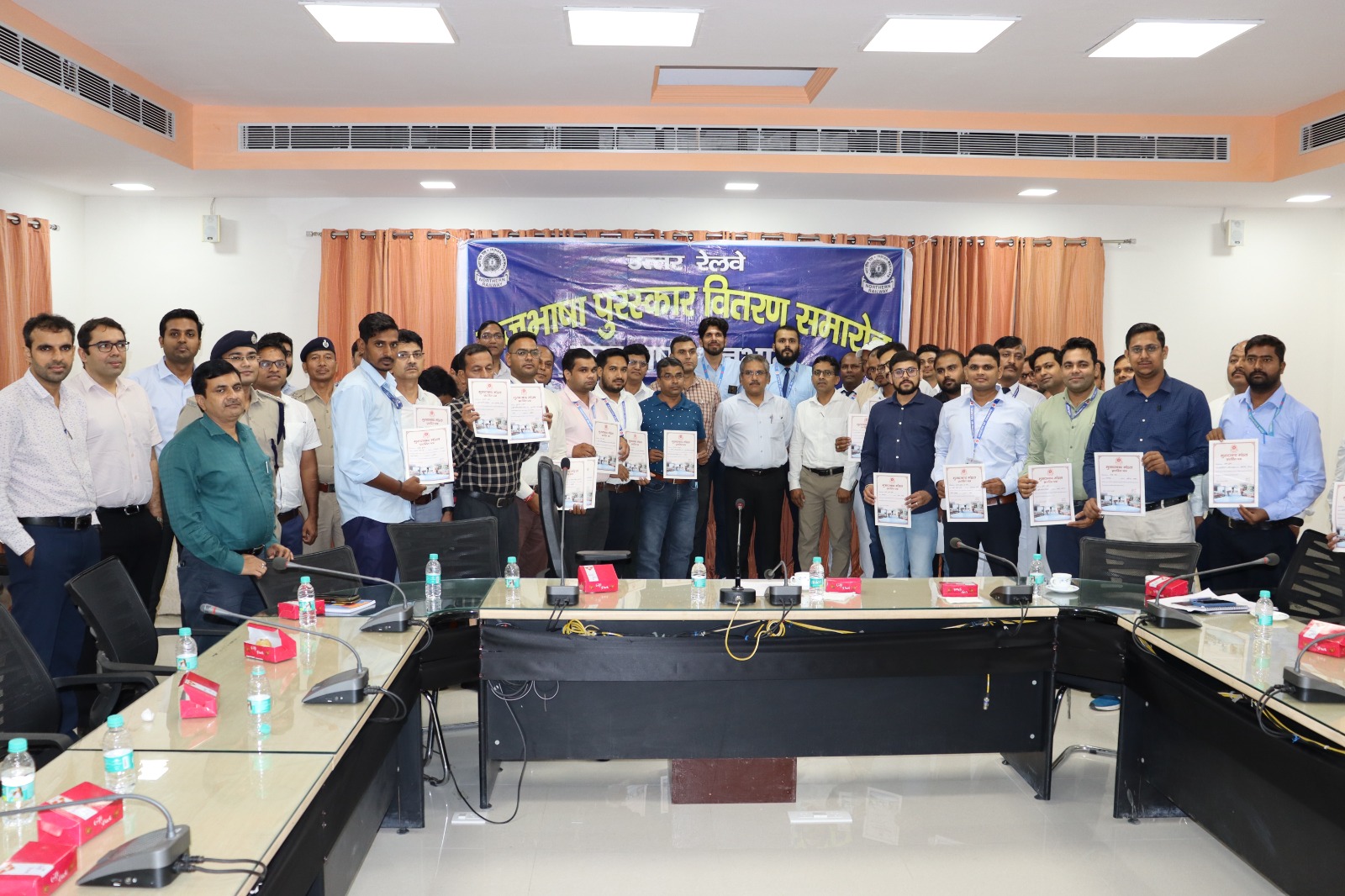 मंडल कार्यालय, मुरादाबाद के मनन सभागार में मंडल में राजभाषा पखवाड़ा-2025 के अंतर्गत विभिन्न प्रतियोगिताओं में पुरस्कृत हुए विजयी प्रतिभागी। मंडल कार्यालय, मुरादाबाद के मनन सभागार में मंडल में राजभाषा पखवाड़ा-2025 के अंतर्गत विभिन्न प्रतियोगिताओं में पुरस्कृत हुए विजयी प्रतिभागी।