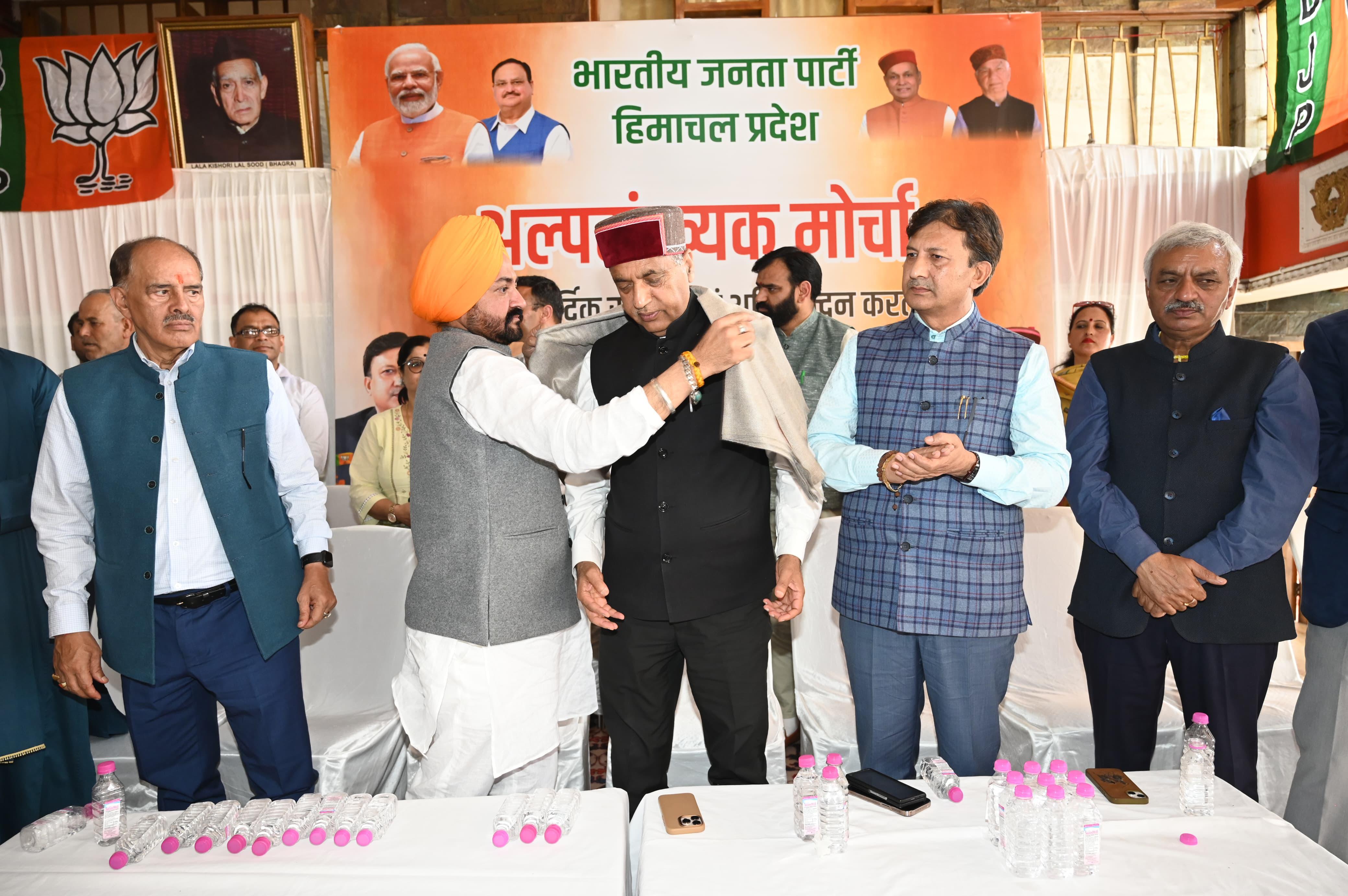 जयराम ठाकुर का स्वागत करते गुरमीत सिंह