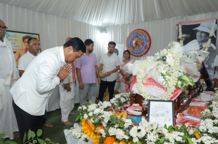 गुवाहाटी: असम के महान गायक जुबीन गर्ग को श्रद्धांजलि अर्पित करते केंद्रीय मंत्री सोनोवाल