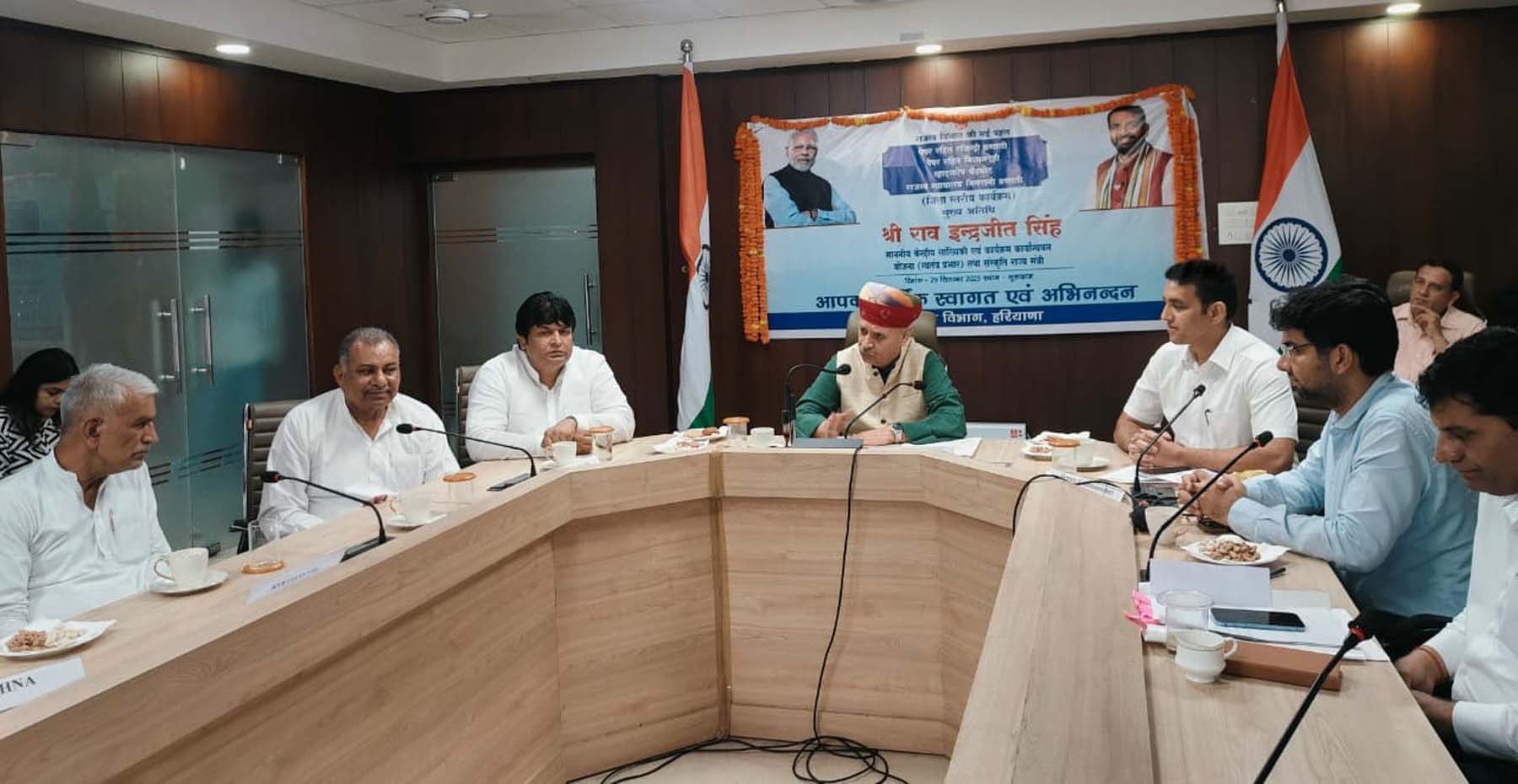 गुरुग्राम में पेपरलेस रजिस्ट्री व निशानदेही की सेवा शुरू होने के अवसर पर आयोजित कार्यक्रम में मौजूद केंद्रीय मंत्री राव नरबीर सिंह व अन्य।