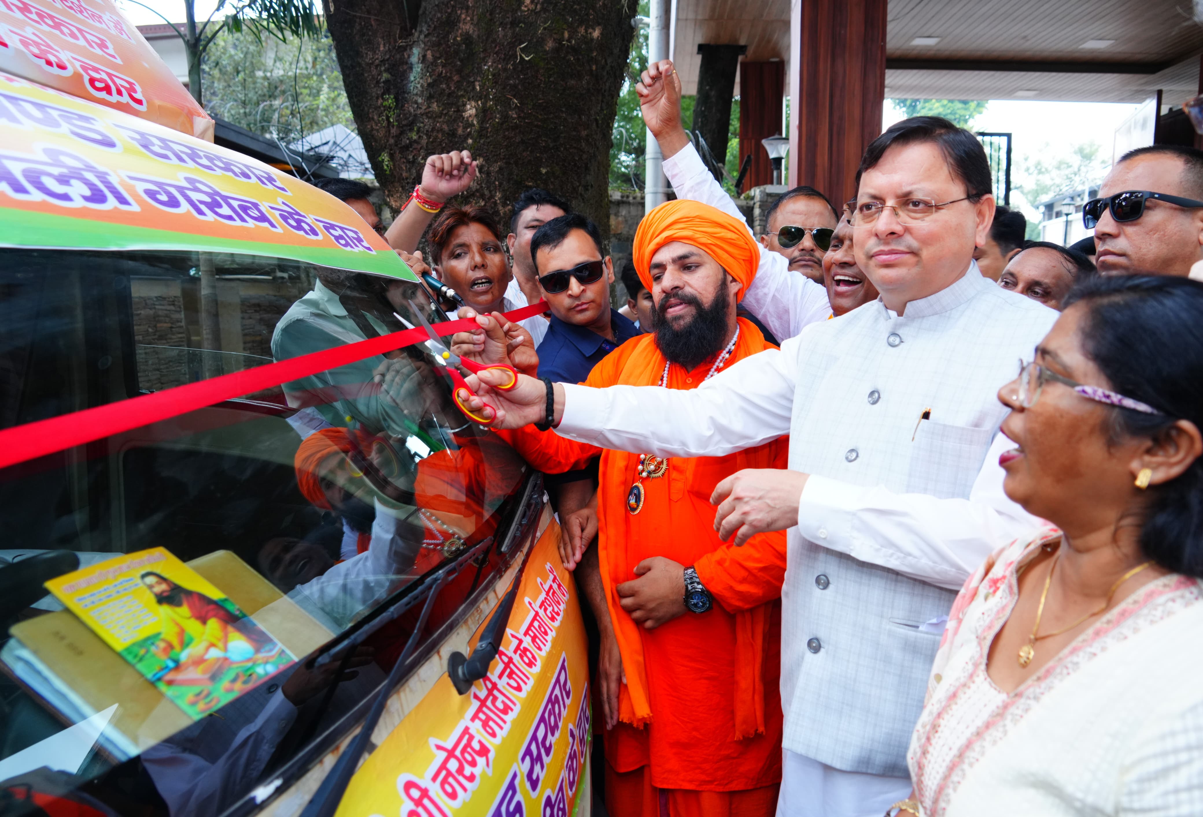 मुख्यमंत्री  धामी बहुउद्देशीय शिविर रथ को हरी झंडी दिखाकर  रवाना करते।