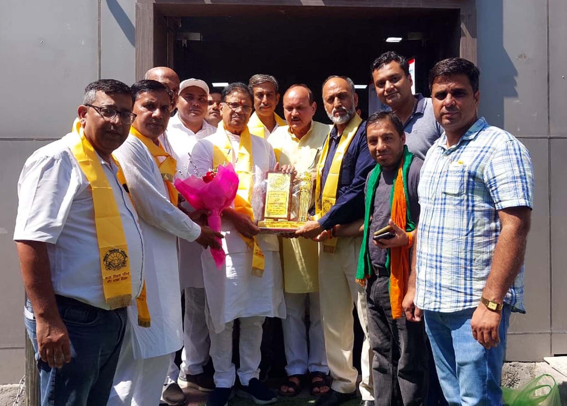 डॉ. कमल गुप्ता व डॉ. आशा खेदड़ का स्वागत करते आयोजन व अन्य। डॉ. कमल गुप्ता व डॉ. आशा खेदड़ का स्वागत करते आयोजन व अन्य।
