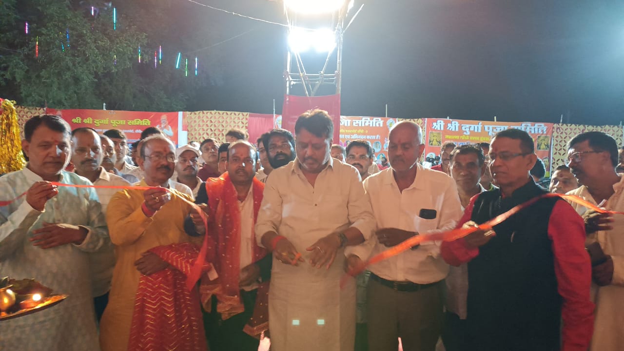 पंडाल का उद्घाटन करते विनय सिन्हा दीपू समेत अन्य पंडाल का उद्घाटन करते विनय सिन्हा दीपू समेत अन्य