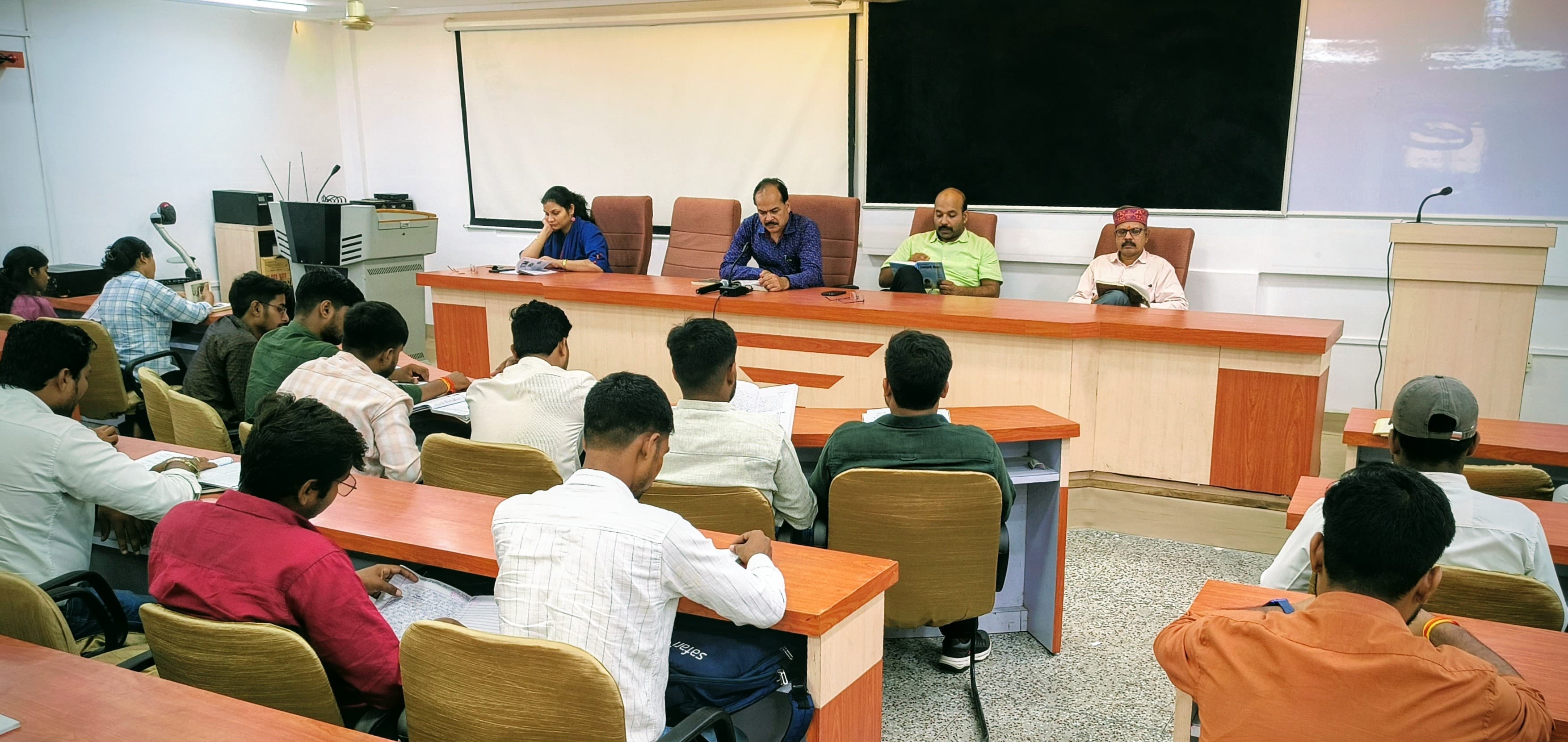 कार्यक्रम में भाग लेते छात्र छात्राएं और शिक्षक