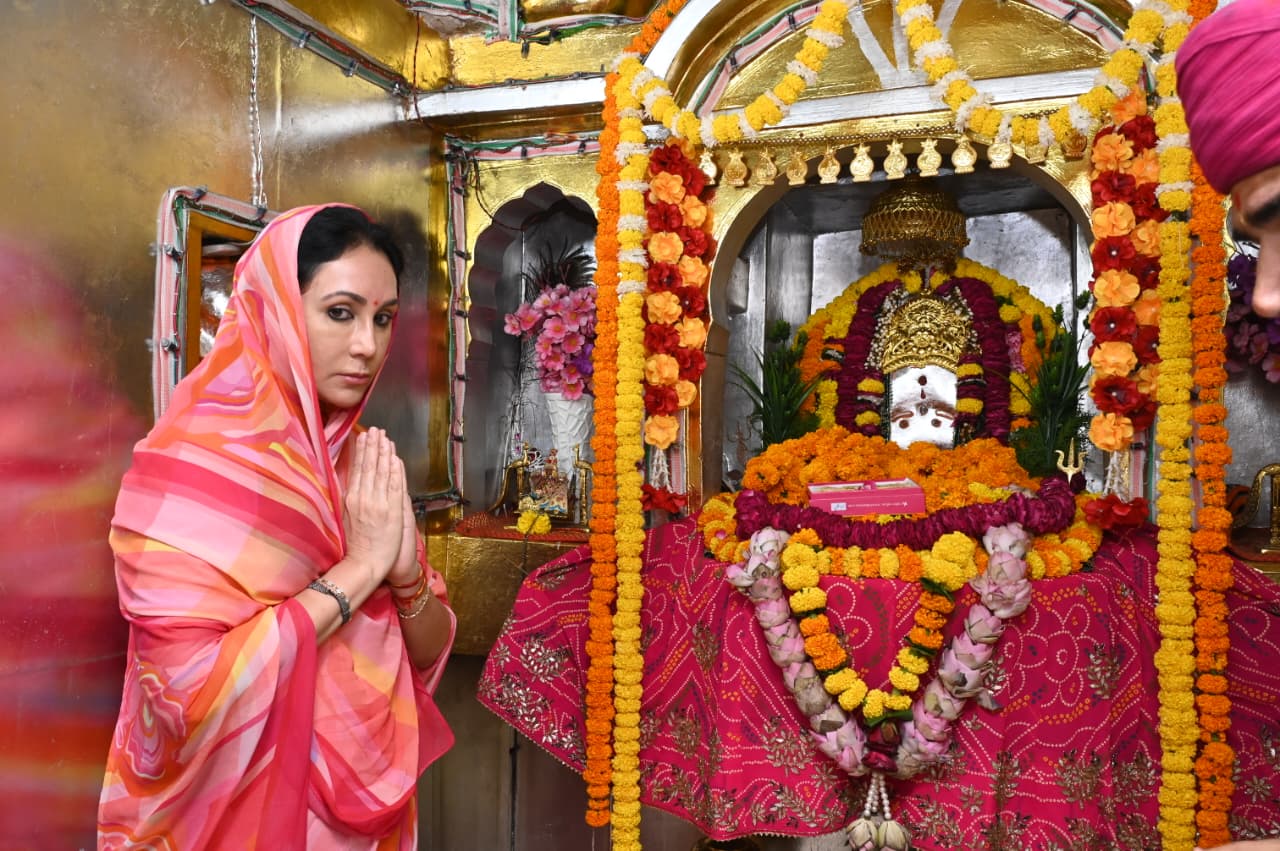 उपमुख्यमंत्री दीया कुमारी ने शिला माता मंदिर में किए दर्शन उपमुख्यमंत्री दीया कुमारी ने शिला माता मंदिर में किए दर्शन