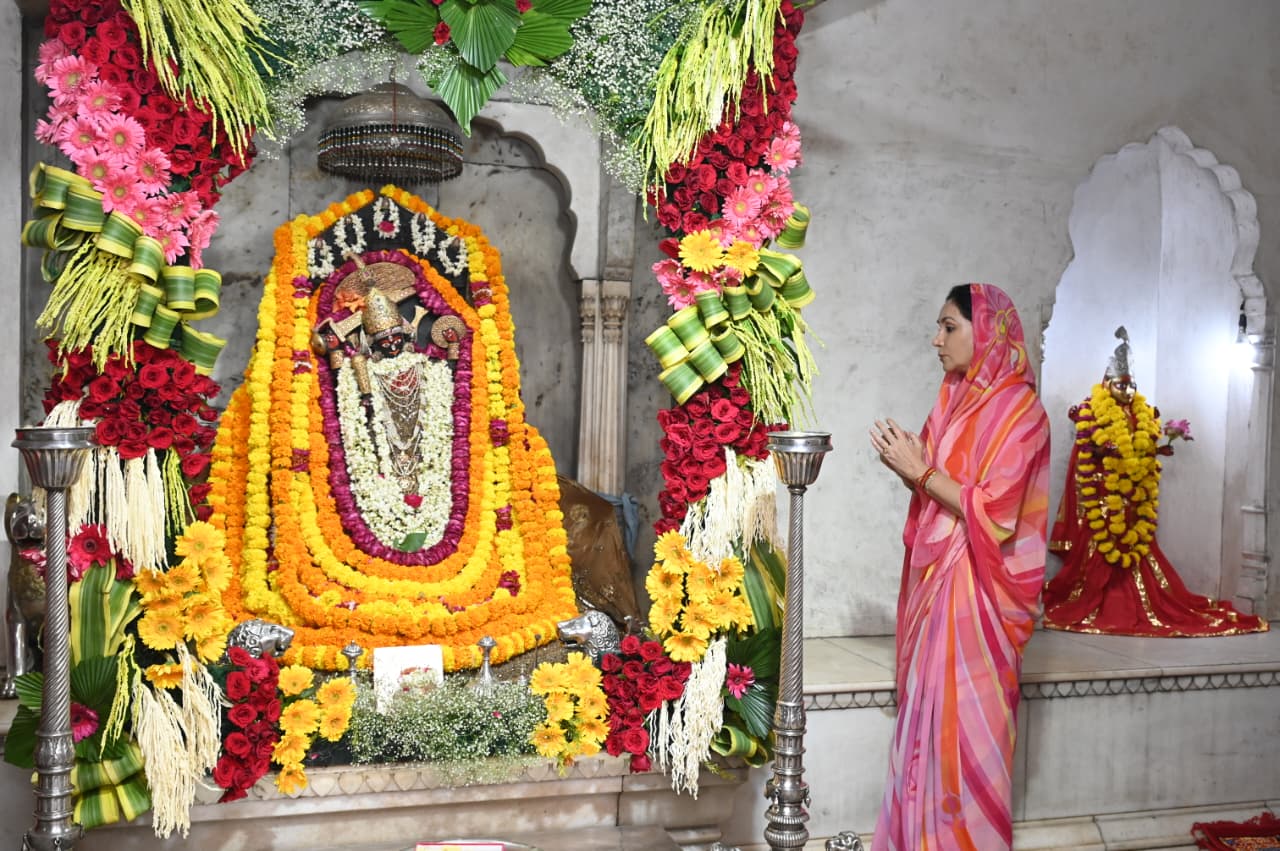 उपमुख्यमंत्री दीया कुमारी ने शिला माता मंदिर में किए दर्शन उपमुख्यमंत्री दीया कुमारी ने शिला माता मंदिर में किए दर्शन