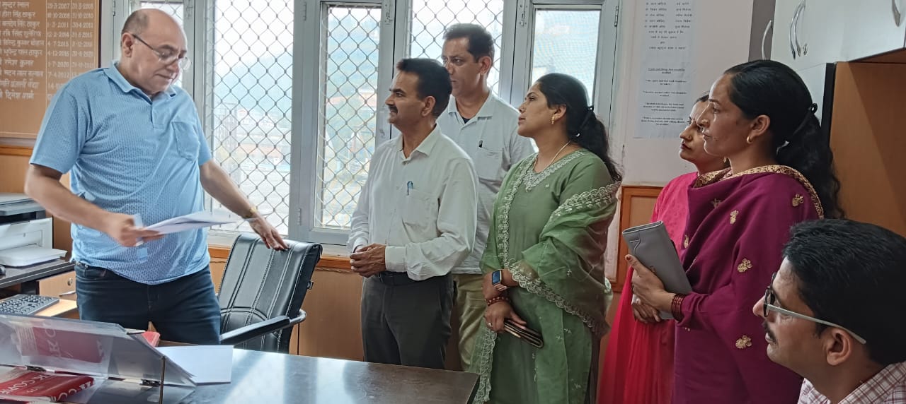 उच्च शिक्षा उप निदेशक को ज्ञापन सौंपते हुए। उच्च शिक्षा उप निदेशक को ज्ञापन सौंपते हुए।