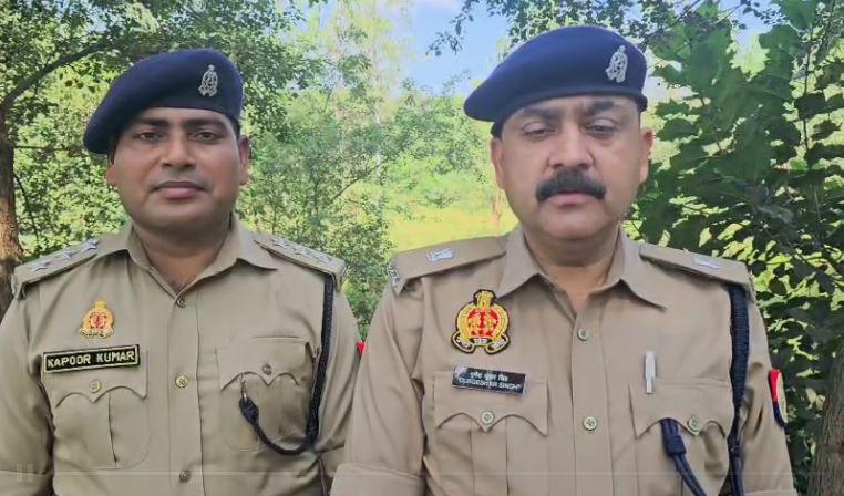 घटना की जानकारी देते पुलिस अधिकारी