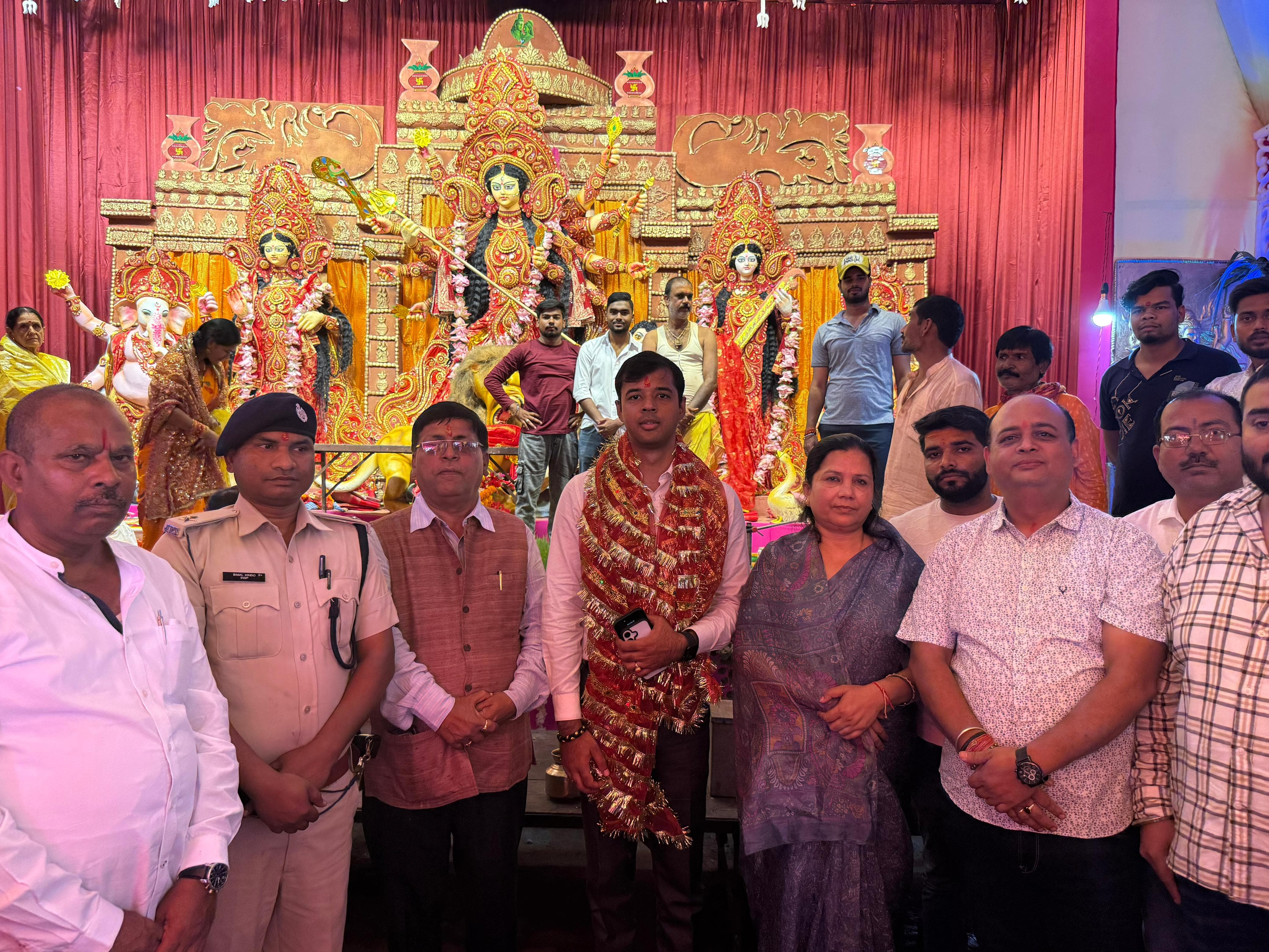 पंडाल का उद्घाटन करते एसडीएम समेत अन्य पंडाल का उद्घाटन करते एसडीएम समेत अन्य