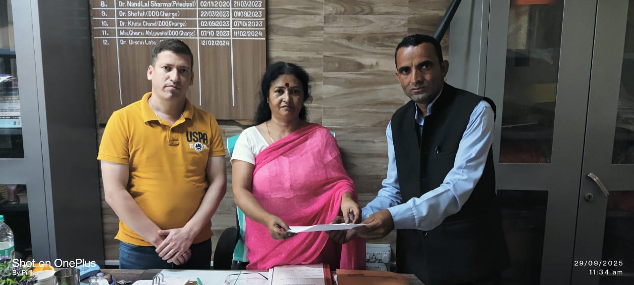 प्रधानाचार्य को ज्ञापन सौंपते हुए।