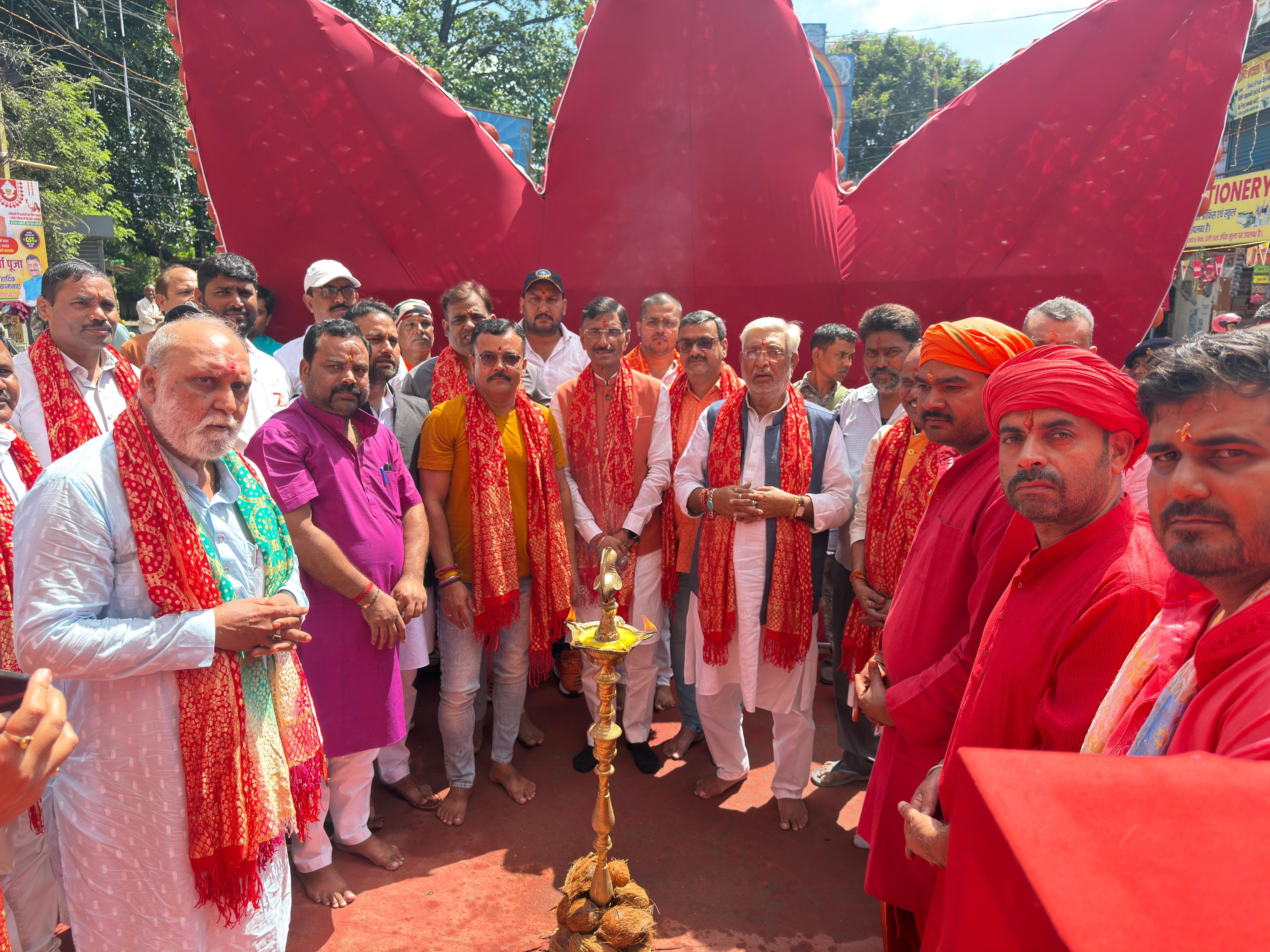 रक्षा राज्य मंत्री उद्घाटन करते हुए रक्षा राज्य मंत्री उद्घाटन करते हुए