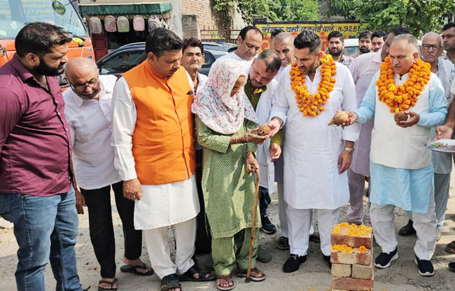 सोनीपत: विकास कार्यो का शुभरंभी करवाते हुए विधायक निखिल मदान व मेयर राजीव जैन सोनीपत: विकास कार्यो का शुभरंभी करवाते हुए विधायक निखिल मदान व मेयर राजीव जैन