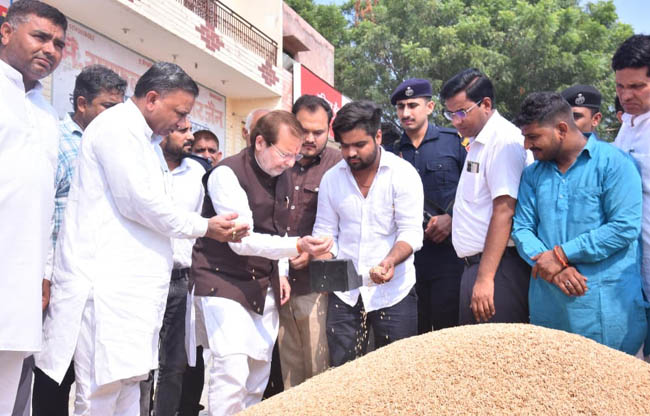 सोनीपत: मंत्री डा. अरविंद शर्मा गोहाना अनाज मंडी का औचक निरीक्षण करते हुए सोनीपत: मंत्री डा. अरविंद शर्मा गोहाना अनाज मंडी का औचक निरीक्षण करते हुए