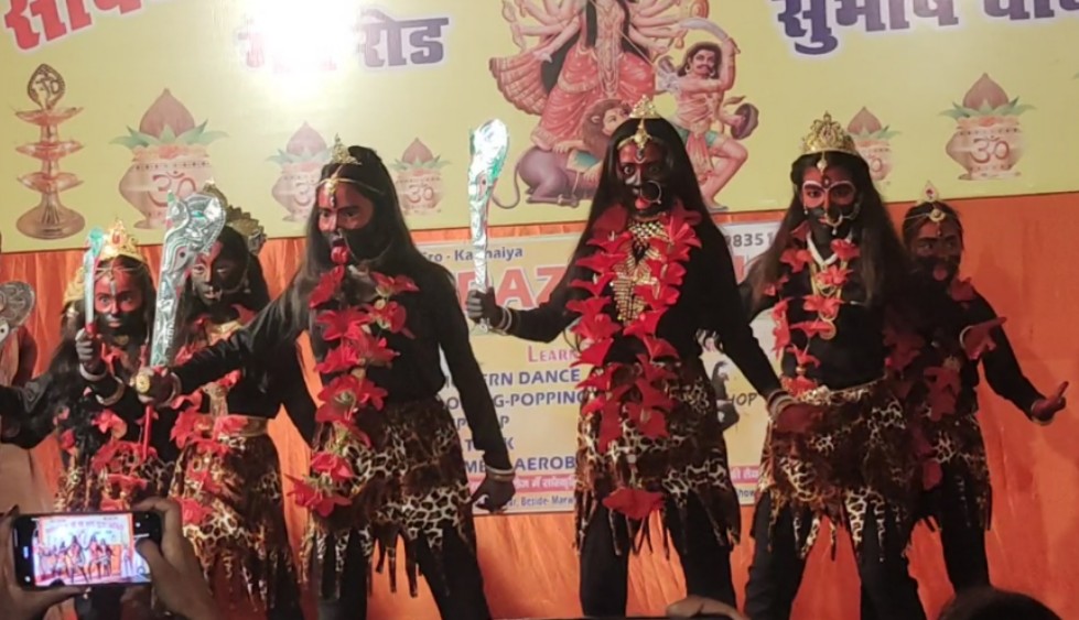 मां काली का रूप लेकर बच्चों ने प्रस्तुत किया नृत्य
