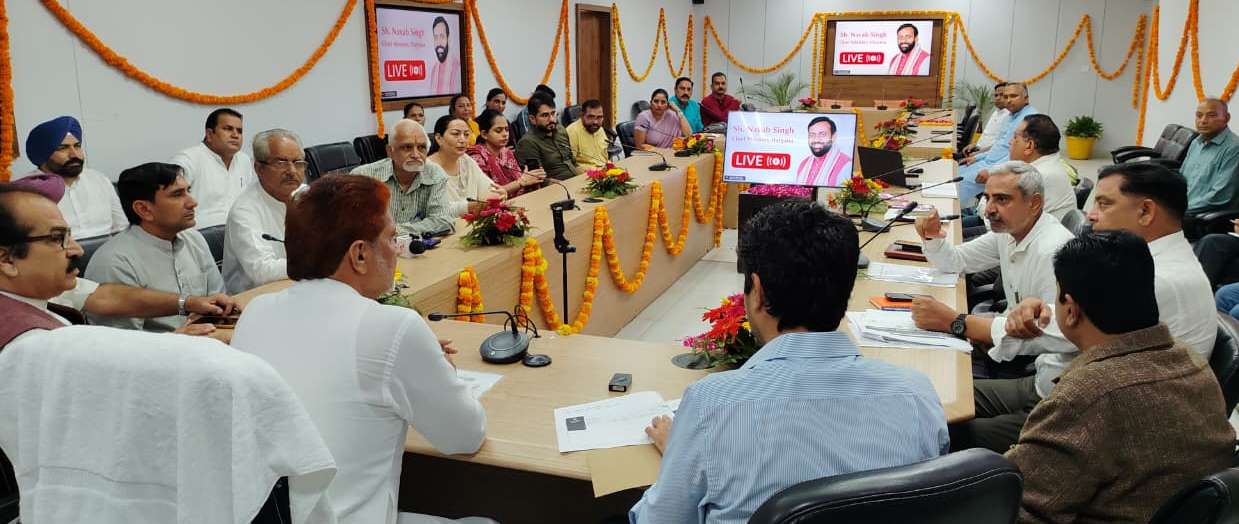 राजस्व विभाग की चार सेवाओं के डिजिटलाइजेशन कार्यक्रम में मौजूद राज्यसभा सांसद सुभाष बराला व अन्य। राजस्व विभाग की चार सेवाओं के डिजिटलाइजेशन कार्यक्रम में मौजूद राज्यसभा सांसद सुभाष बराला व अन्य।