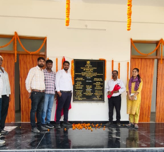 उद्घाटन करते अधिकारी