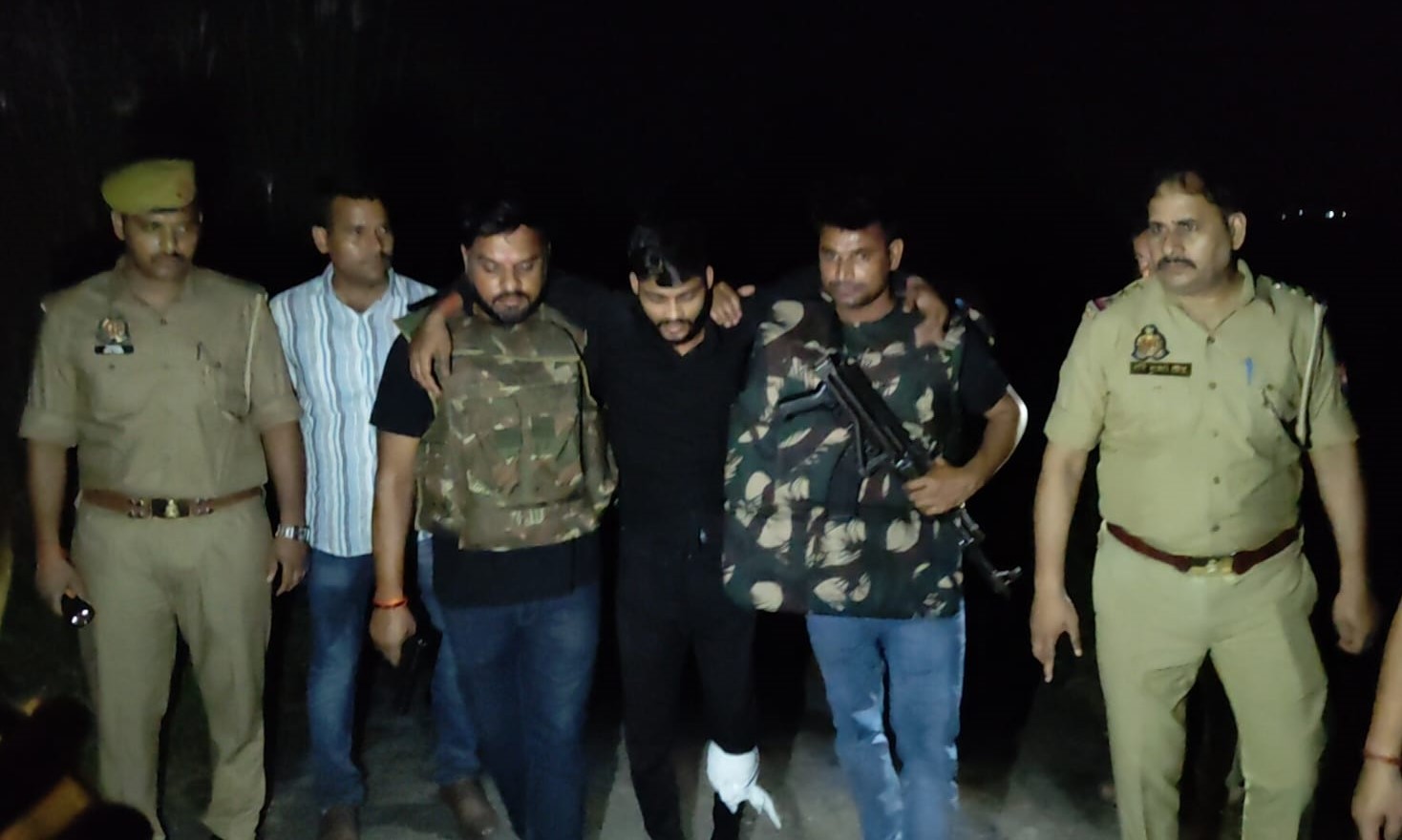 मुठभेड़ में घायल युवक को अस्पताल ले जाने की फोटो