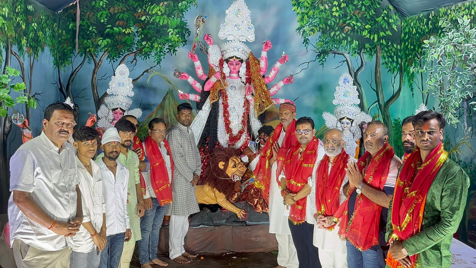पंडाल के उद्घाटन के बाद सामूहिक तस्वीर पंडाल के उद्घाटन के बाद सामूहिक तस्वीर