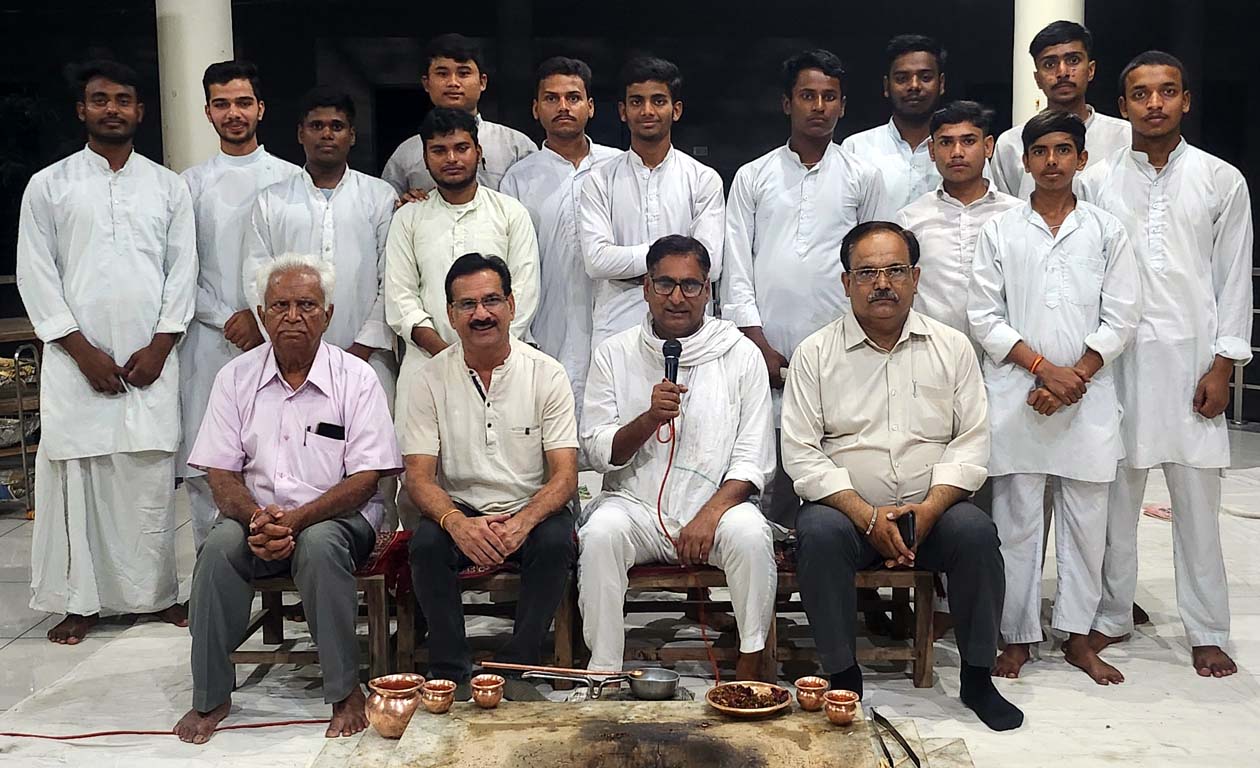 हवन में उपस्थित आचार्य व अन्य अतिथिगण। हवन में उपस्थित आचार्य व अन्य अतिथिगण।