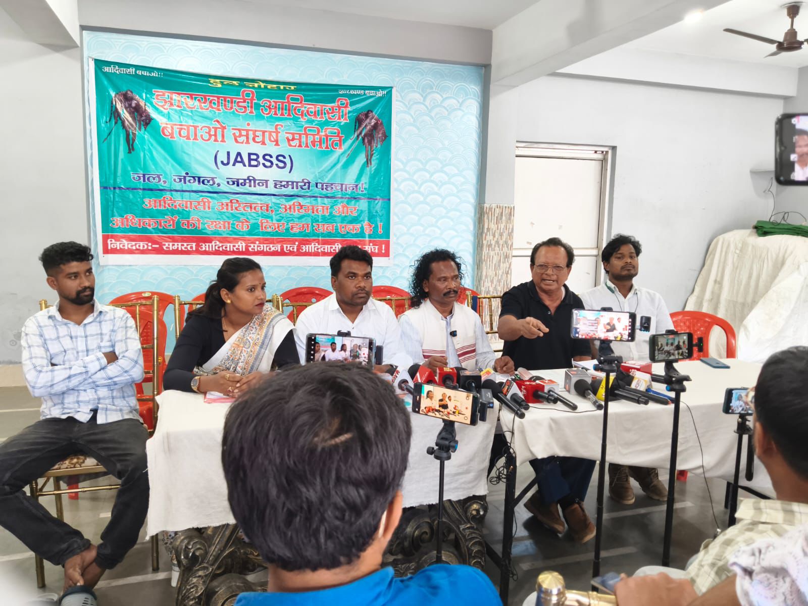 प्रेस वार्ता में विवेक तिर्की समेत अन्य संगठन के लोग
