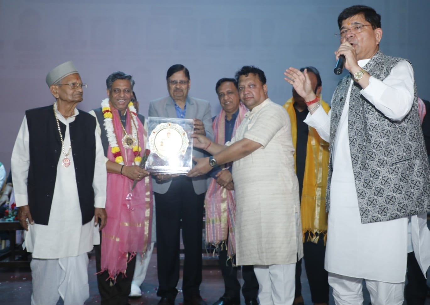 समाजसेवी व ज्वैलर राजू मंगोड़ी वाला अग्र गौरव से सम्मानित समाजसेवी व ज्वैलर राजू मंगोड़ी वाला अग्र गौरव से सम्मानित