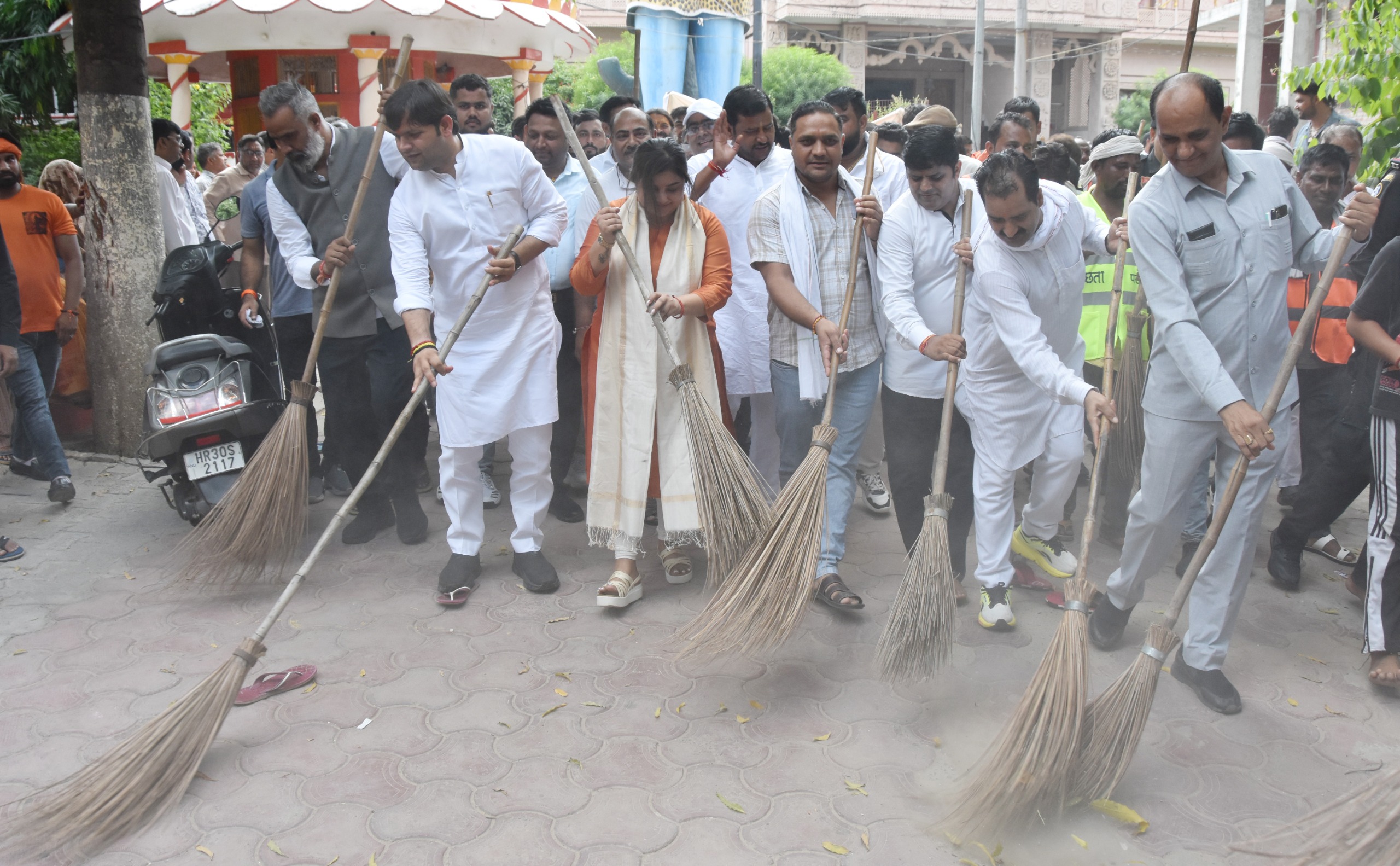 खेल राज्य मंत्री गौरव गौतम ने धार्मिक स्थलों पर किया श्रमदान खेल राज्य मंत्री गौरव गौतम ने धार्मिक स्थलों पर किया श्रमदान