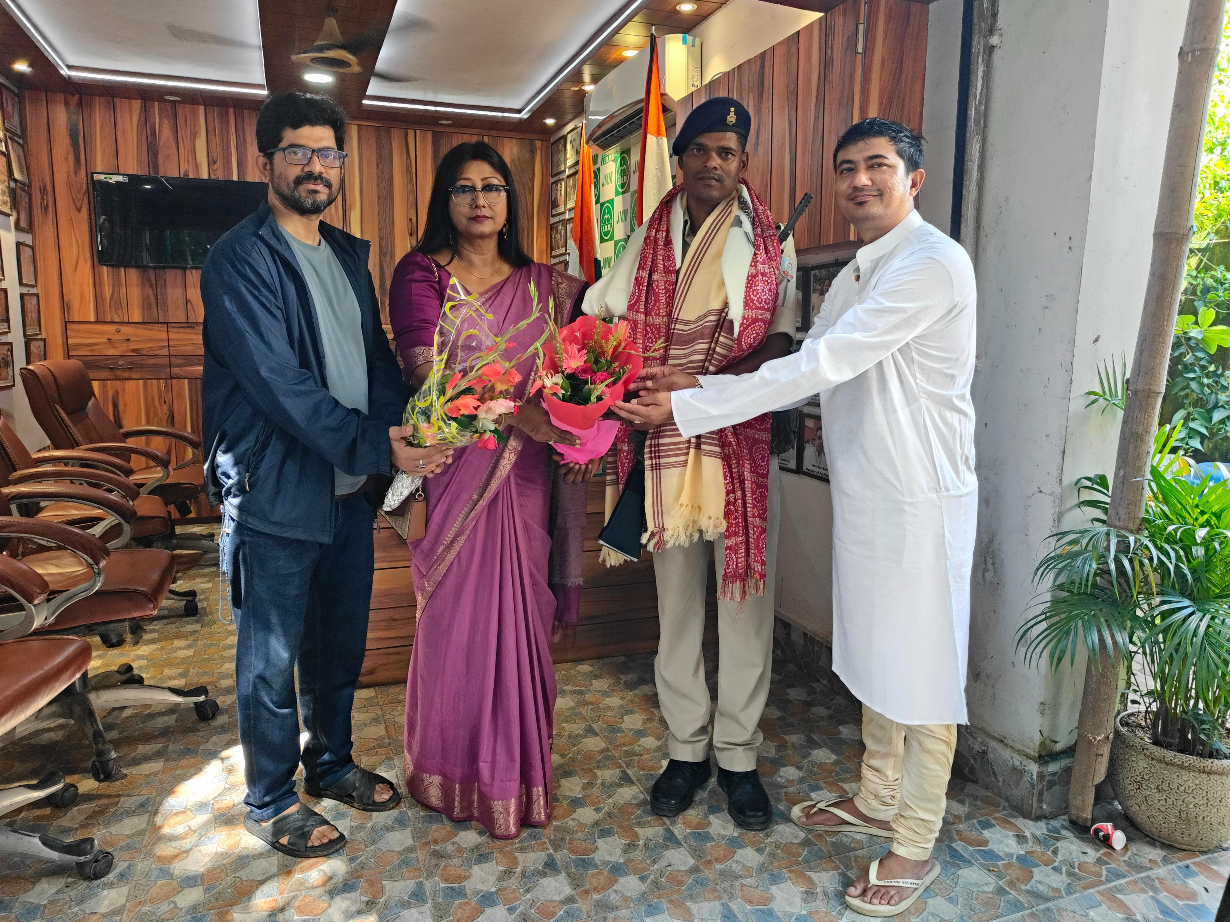 कैश चैन लौटाते बॉडीगार्ड, सांसद समेत अन्य