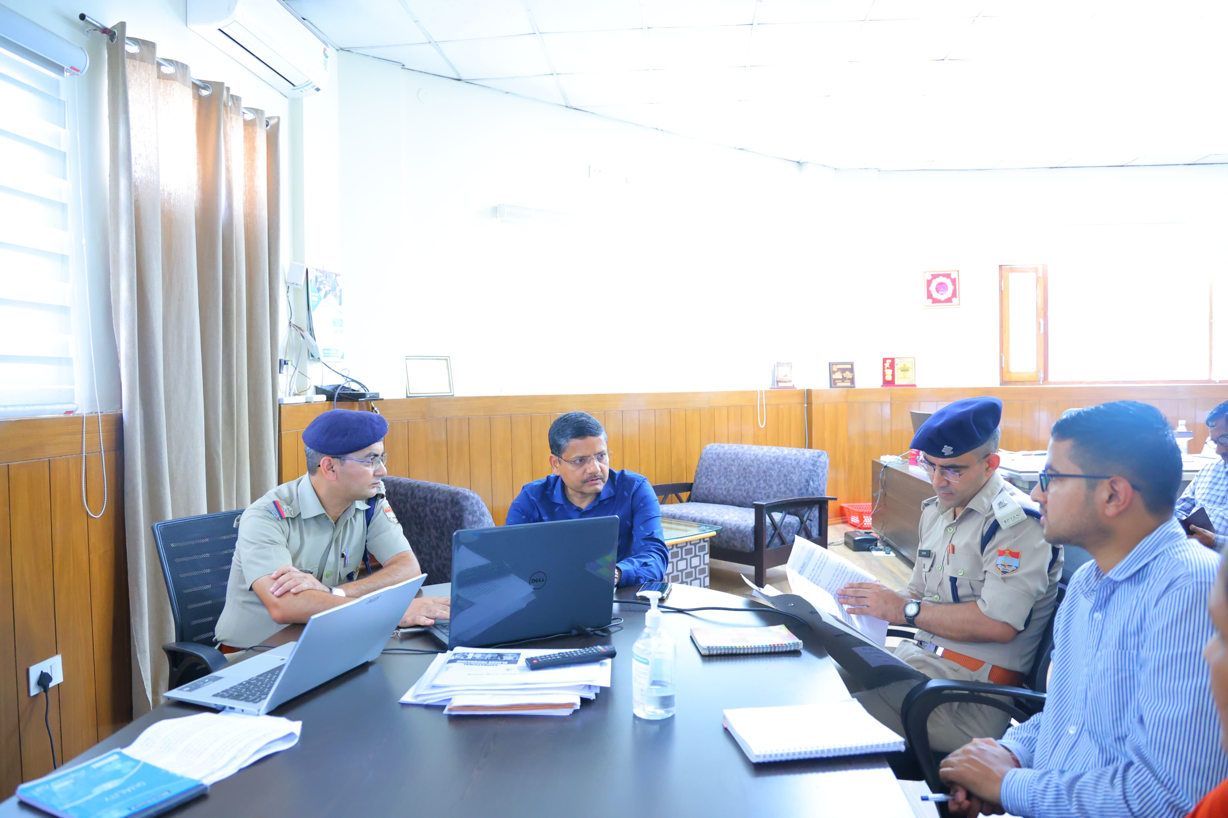 नशा मुक्ति एवं नियंत्रण को लेकर एनकॉर्ड की जिला स्तरीय समिति की बैठक लेते सीडीओ