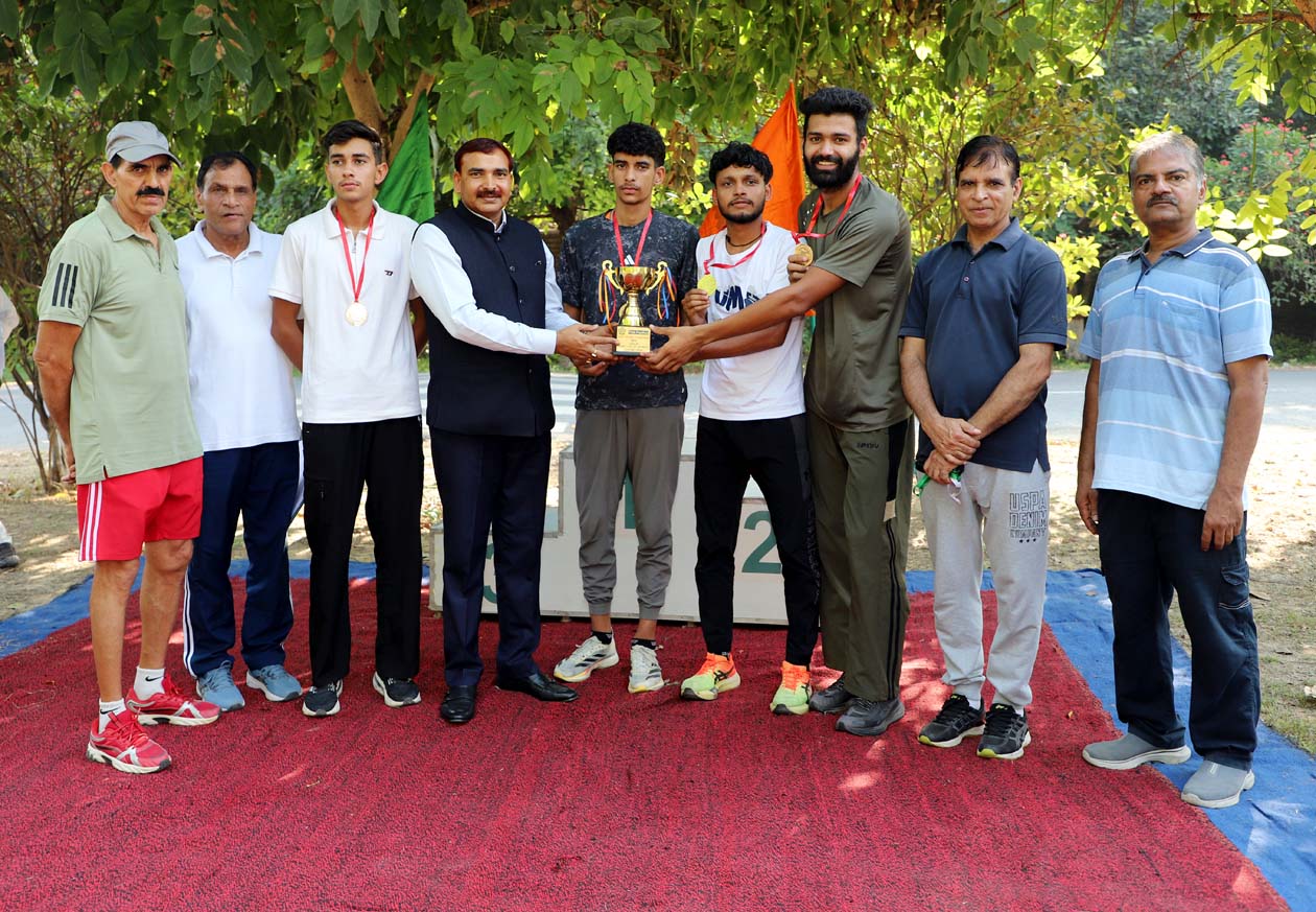 पुरूष वर्ग की विजेता टीम को चैम्पियनशिप ट्रॉफी देते कुलपति प्रो. नरसी राम बिश्नोई। पुरूष वर्ग की विजेता टीम को चैम्पियनशिप ट्रॉफी देते कुलपति प्रो. नरसी राम बिश्नोई।