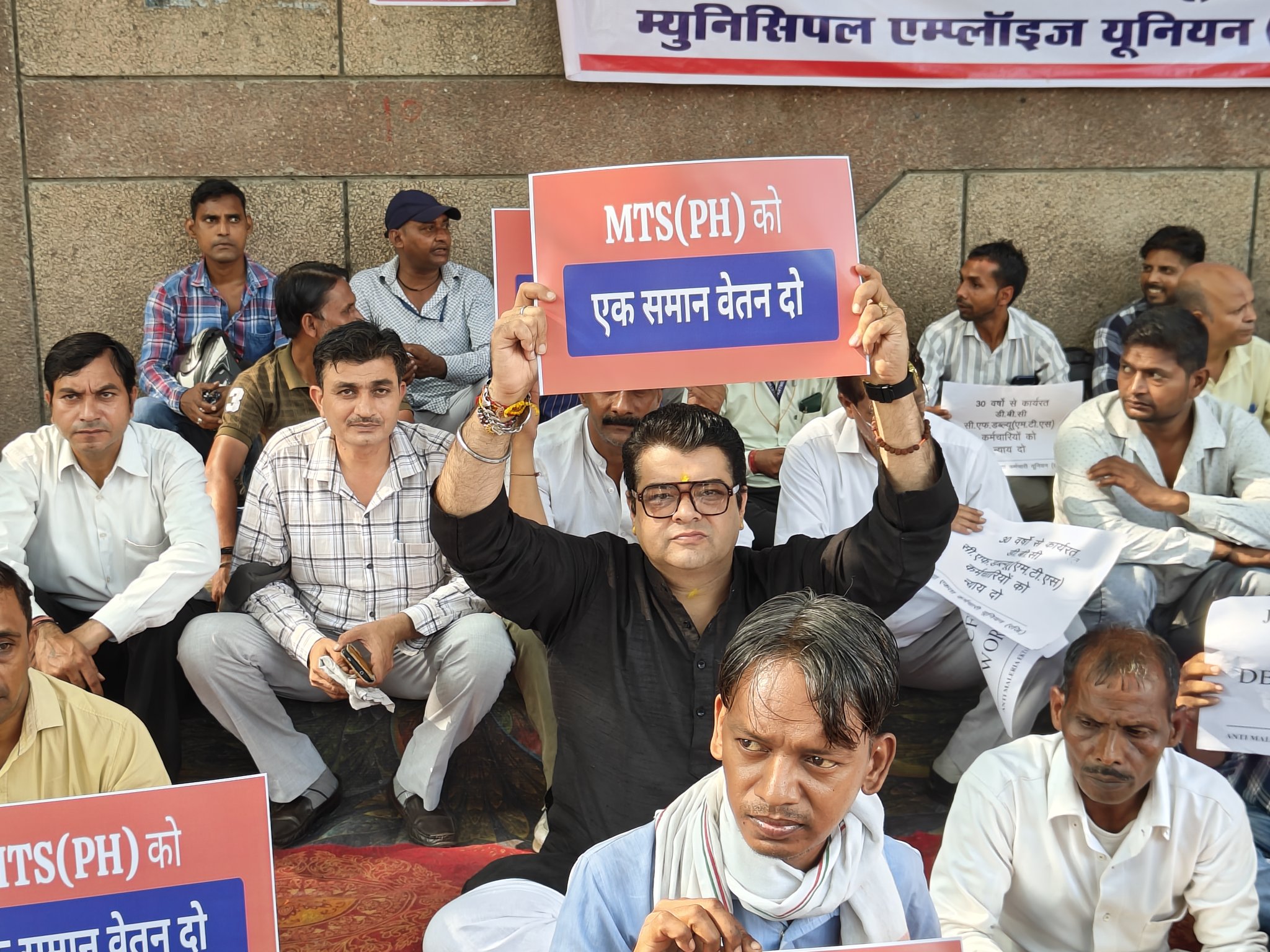 डीबीसी एवं सीएफडब्ल्यू कर्मचारी के साथ अंकुश नारंग हड़ताल में।