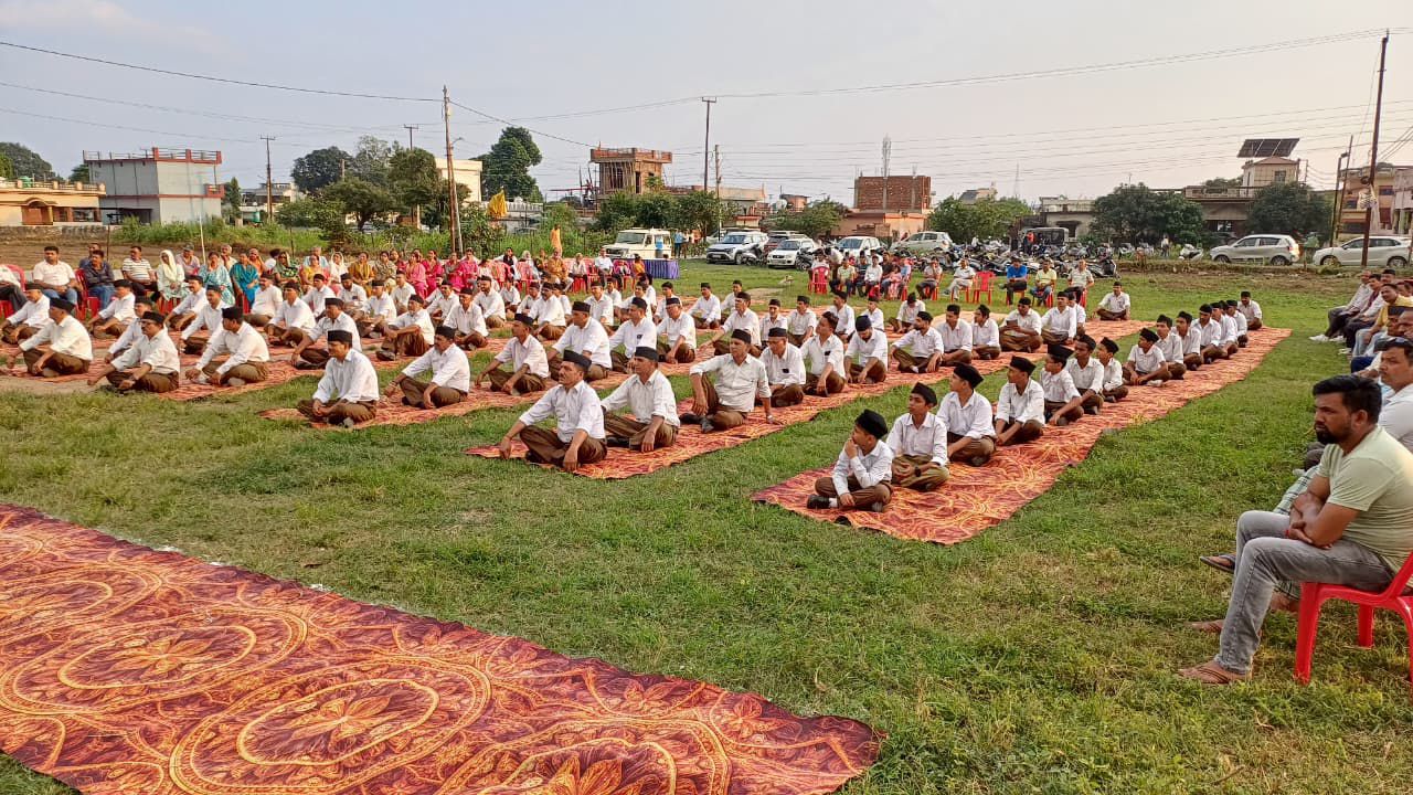 समारोह में उपस्थित पूर्ण गणवेश में स्वयंसेवक। समारोह में उपस्थित पूर्ण गणवेश में स्वयंसेवक।
