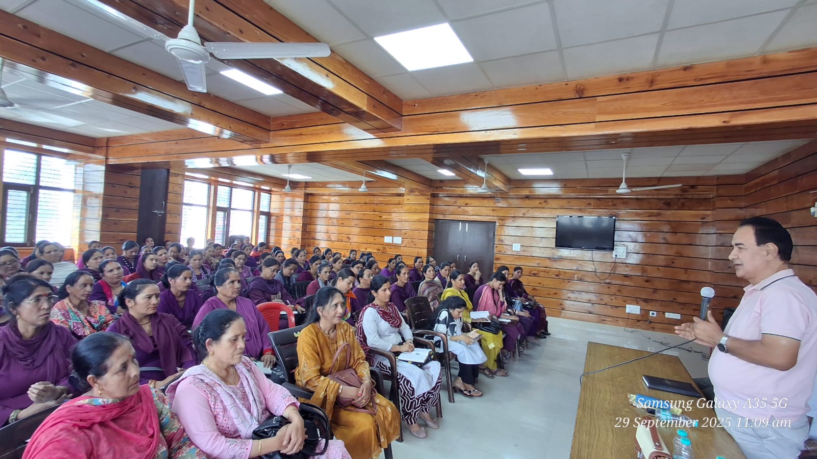 मिशन वात्सल्य की जानकारी देते हुए एनआर ठाकुर। मिशन वात्सल्य की जानकारी देते हुए एनआर ठाकुर।
