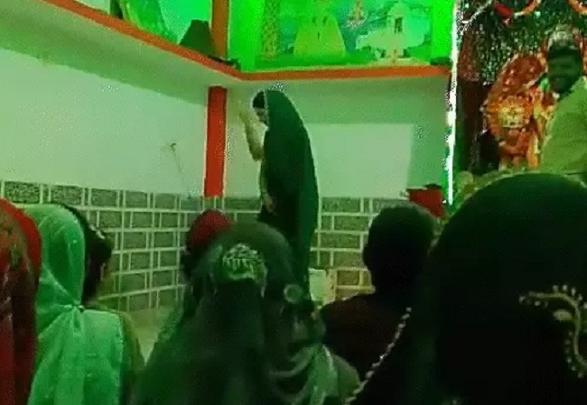 खरगोनः गरबा कार्यक्रम में नाच रही युवती की हार्ट अटैक से मौत खरगोनः गरबा कार्यक्रम में नाच रही युवती की हार्ट अटैक से मौत