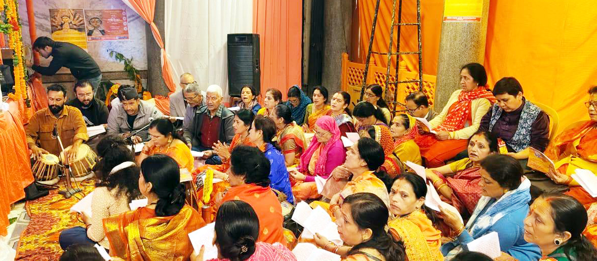 नयना देवी मंदिर में आयोजित सुंदर कांड के पाठ में शामिल महिलाएं।