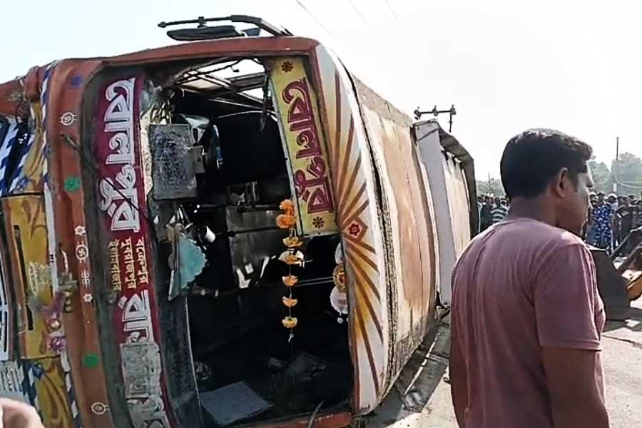 बोलपुर में पलटी बस बोलपुर में पलटी बस