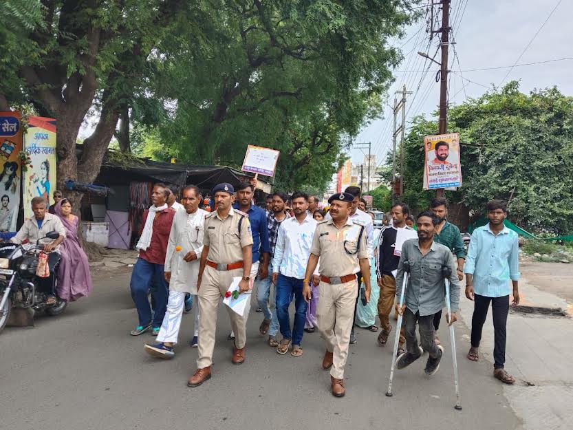 यातायात सुधारने के प्रयास आमजन को फूल भेंट कर यातायात में सहयोग की अपील की यातायात सुधारने के प्रयास आमजन को फूल भेंट कर यातायात में सहयोग की अपील की