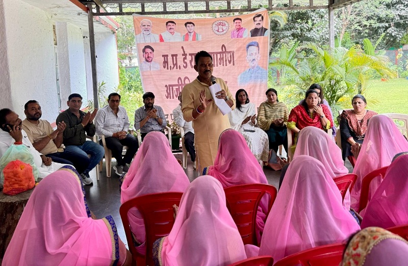 बहनों को वितरित की गई सिलाई मशीनें बहनों को वितरित की गई सिलाई मशीनें