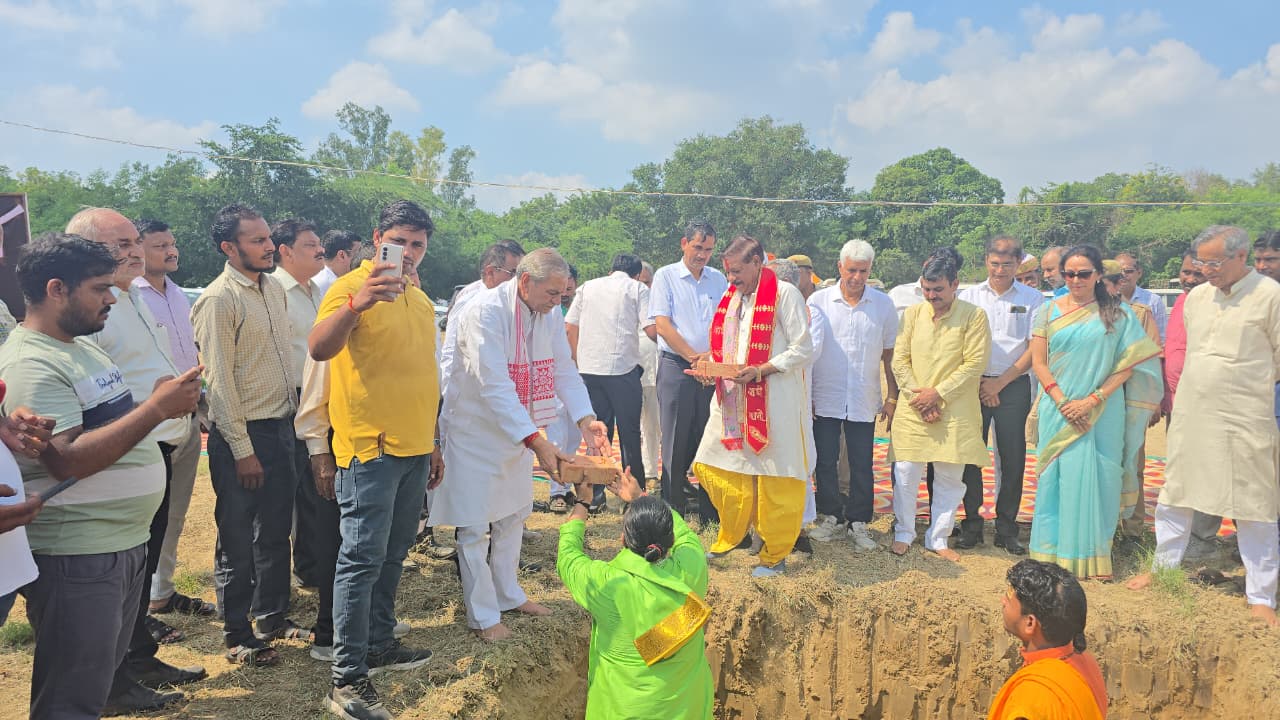 भूमि पूजन के दाैरान सांसद हेमा मालिनी भूमि पूजन के दाैरान सांसद हेमा मालिनी