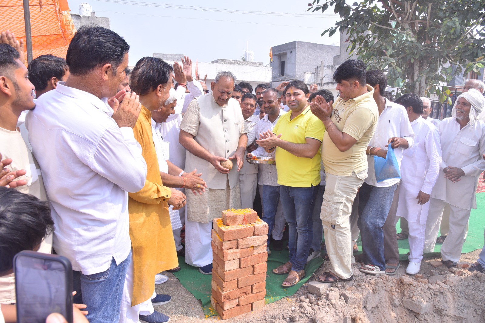 जोगी धर्मशाला निर्माण कार्य की शुरूआत करते हुए विधायक। जोगी धर्मशाला निर्माण कार्य की शुरूआत करते हुए विधायक।