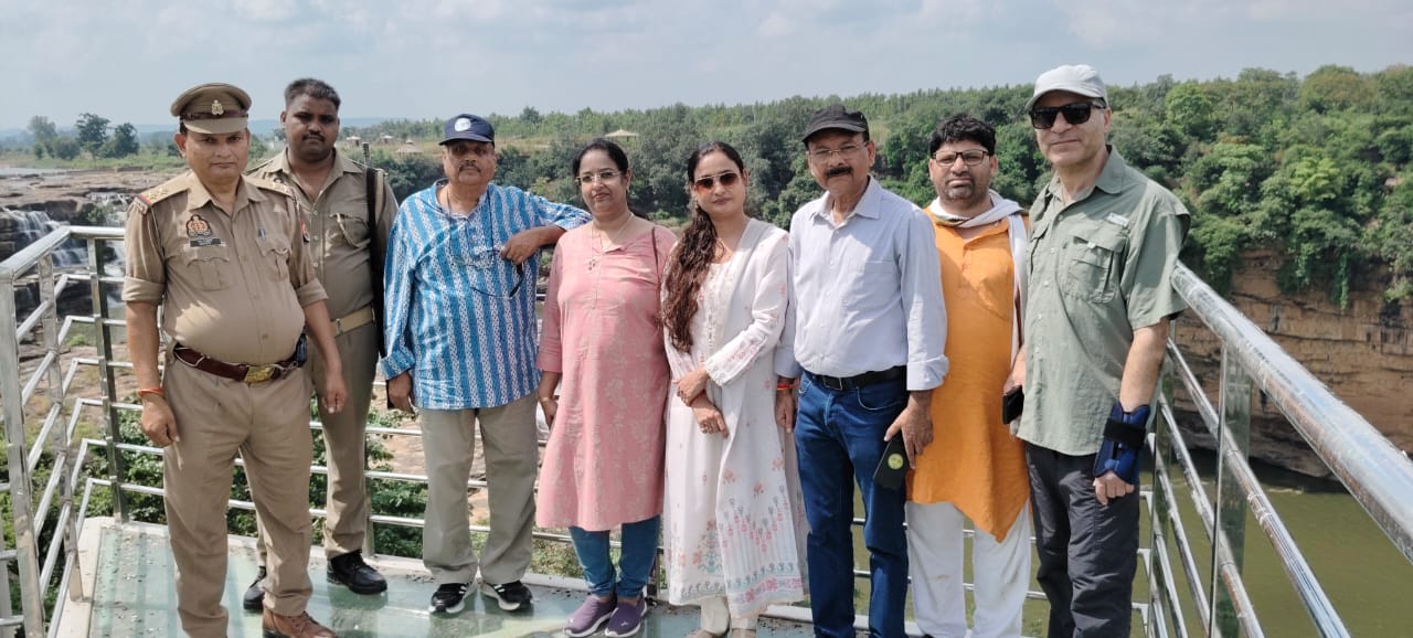 चित्रकूट में यूनेस्को ग्लोबल जियोपार्क का विशेषज्ञ दल निरीक्षण करते हुए।