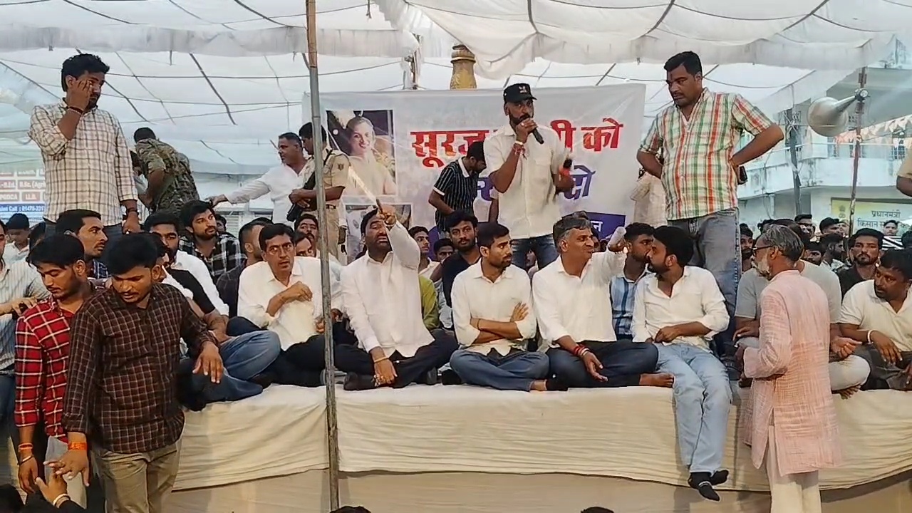 चित्तौड़गढ़ के कपासन के रविवार रात को धरने पर पहुंचे हनुमान बेनीवाल।
