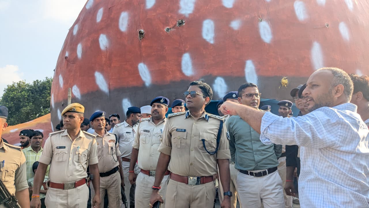 दशहरा पर्व को लेकर जिलाधिकारी एवं एसएसपी ने संयुक्त रुप से पूजा पंडालो का किया निरीक्षण दशहरा पर्व को लेकर जिलाधिकारी एवं एसएसपी ने संयुक्त रुप से पूजा पंडालो का किया निरीक्षण