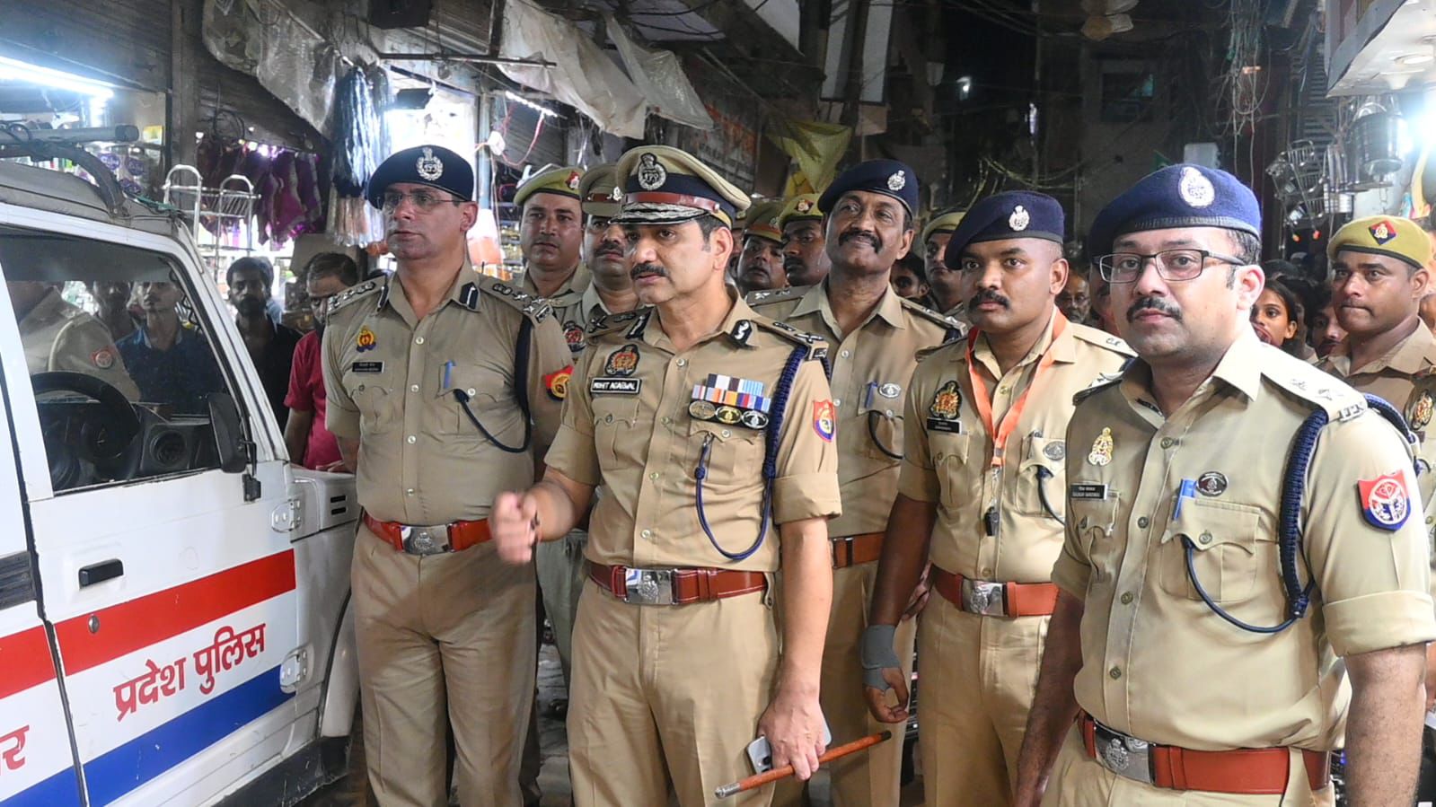 मेला क्षेत्र में गश्त करते पुलिस कमिश्नर मेला क्षेत्र में गश्त करते पुलिस कमिश्नर