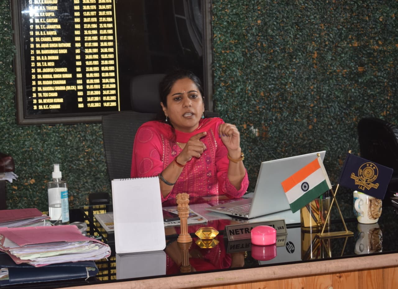 समीक्षा बैठक को संबोधित करते हुए एसडीएम।