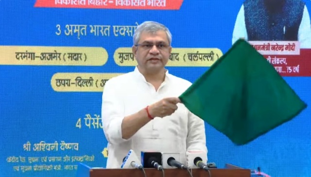 रेल मंत्री अश्विनी वैष्णव सोमवार को ट्रेनों को हरी झंडी दिखाते हुए रेल मंत्री अश्विनी वैष्णव सोमवार को ट्रेनों को हरी झंडी दिखाते हुए