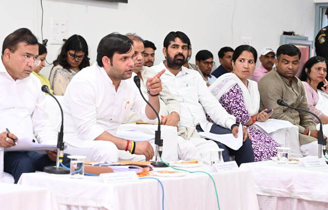 सोनीपत: युवा अधिकारिता एवं उद्यमिता राज्यमंत्री गौरव गौतम लोगो की समस्याओं को सुनते हुए