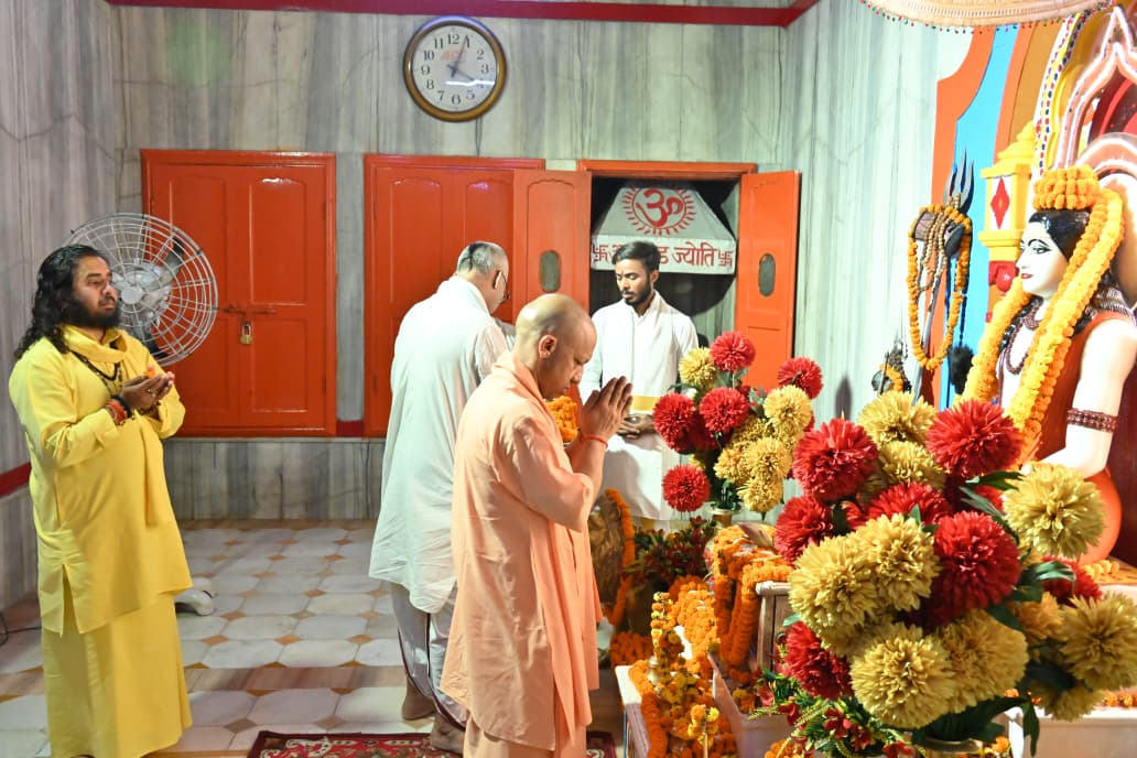*बाबा गोरखनाथ व गुरु अवैद्यनाथ की मूर्तियों पर चढ़ाया पुष्प, प्रदेश की सुख-समृद्धि की कामना*